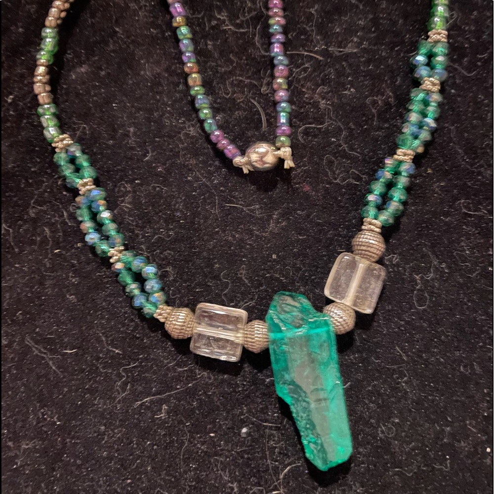 2/35 or $25💚 Hand-beaded, handmade necklace featuring green crystal centrepiece